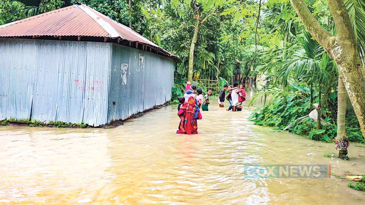ভারী বৃষ্টিতে বাড়ছে নদ–নদীর পানি, উত্তর–দক্ষিণে বন্যার আশঙ্কা