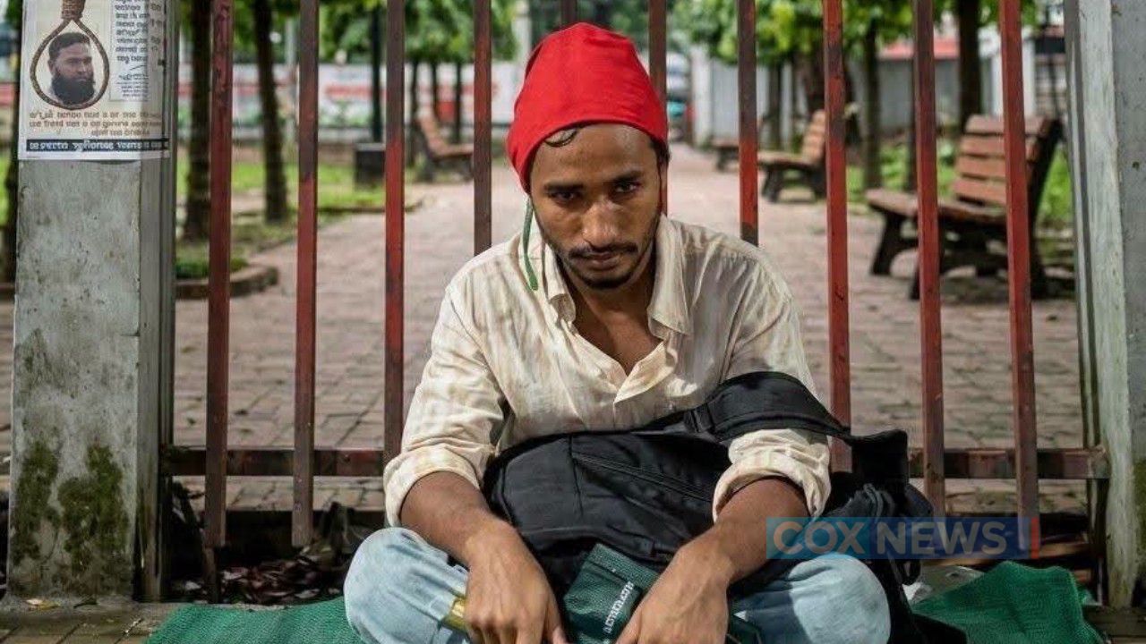 উখিয়া-টেকনাফে অপহরণ বন্ধের দাবিতে ঢাবির রাজু ভাস্কর্যে শিক্ষার্থীর আমরণ অনশন