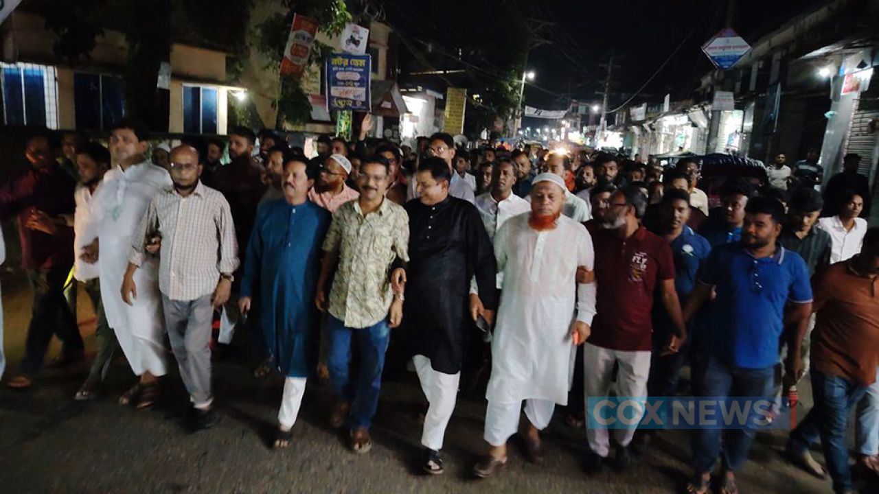 মেজর হাফিজ অস্থায়ী রাষ্ট্রপতি হওয়ায় আনন্দ মিছিল-মিষ্টি বিতরণ