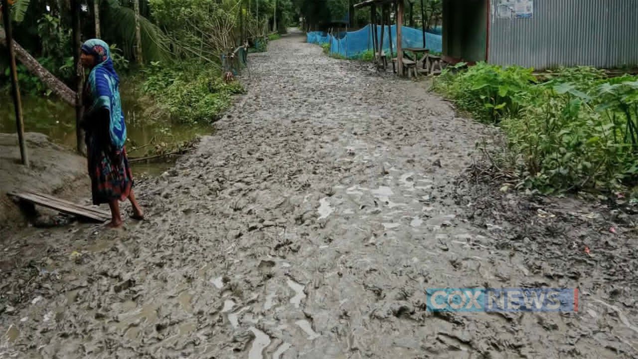 কাঁচা সড়কে স্থানীয়দের ভোগান্তি
