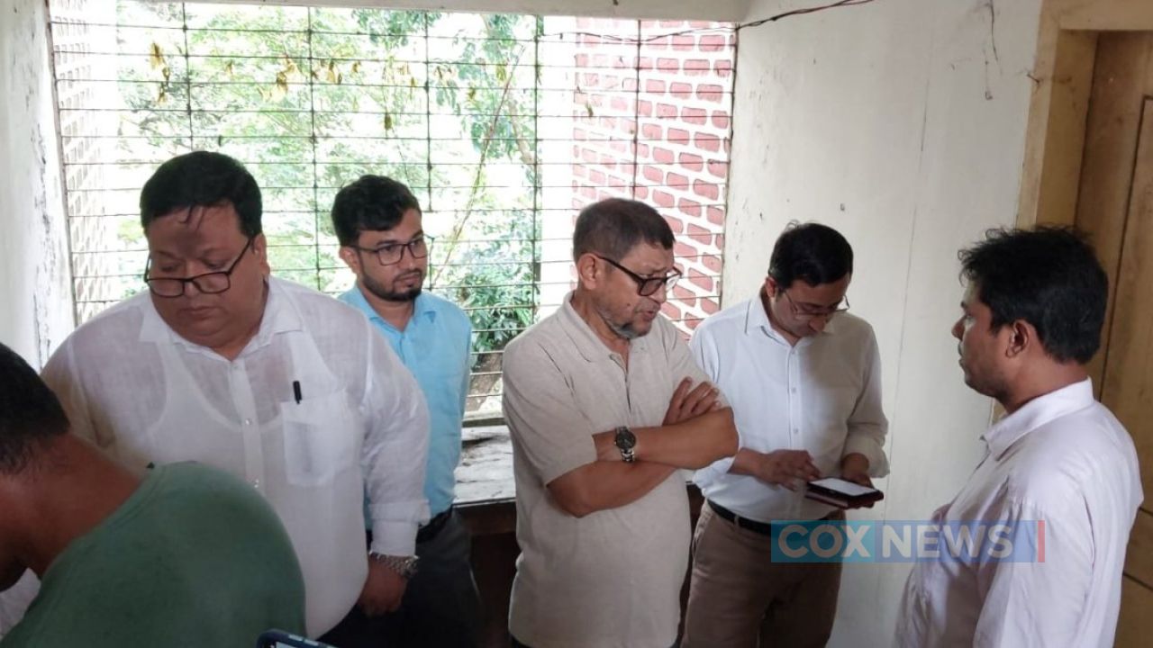 সরকারি হাসপাতালের বাথরুমেও ওষুধ পড়ে থাকতে দেখে ক্ষোভ ঝাড়লেন মন্ত্রী