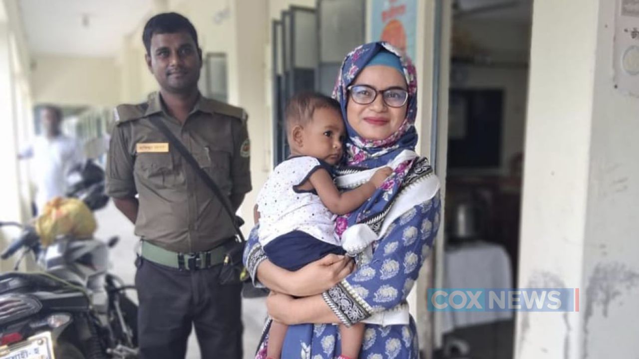 শিশুকে কোলে নিলেন ইউএনও, পরীক্ষা দিলেন মা