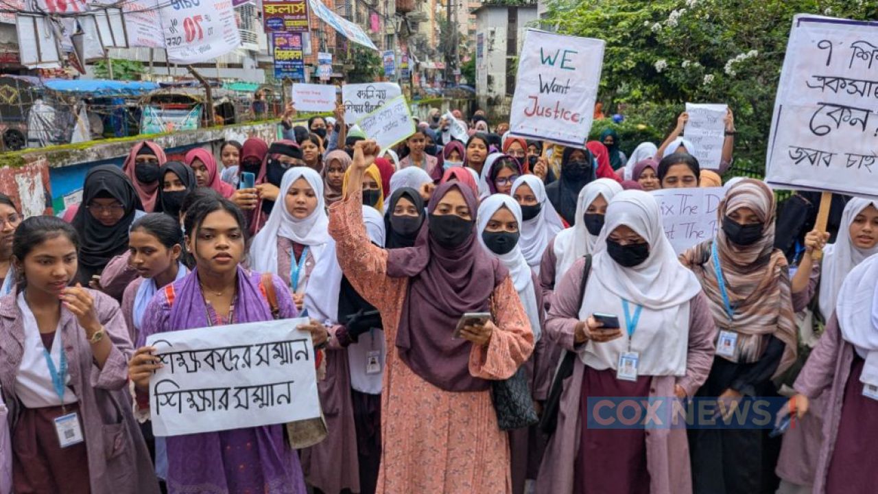 কুমিল্লাায় শিক্ষকদের বদলির প্রতিবাদে শিক্ষার্থীদের বিক্ষোভ