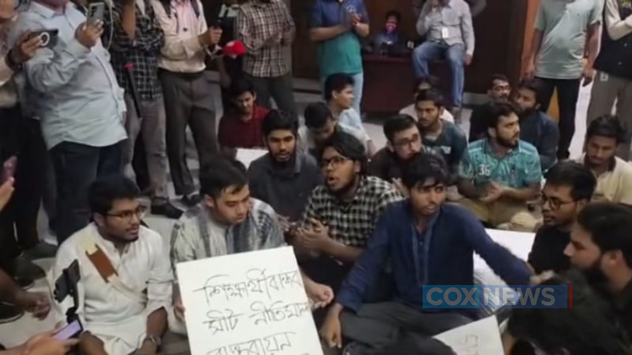 সিট বণ্টন নীতিমালার দাবিতে সিন্ডিকেট সভা ঘেরাও ডাকসুর