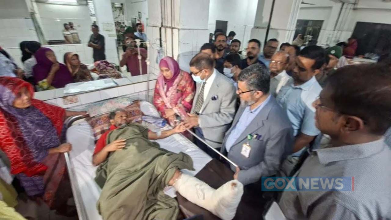 দেয়াল ধসে আহতদের দেখতে হাসপাতালে গেলেন স্বাস্থ্যমন্ত্রী সরদার মো: সাখাওয়াত হোসেন