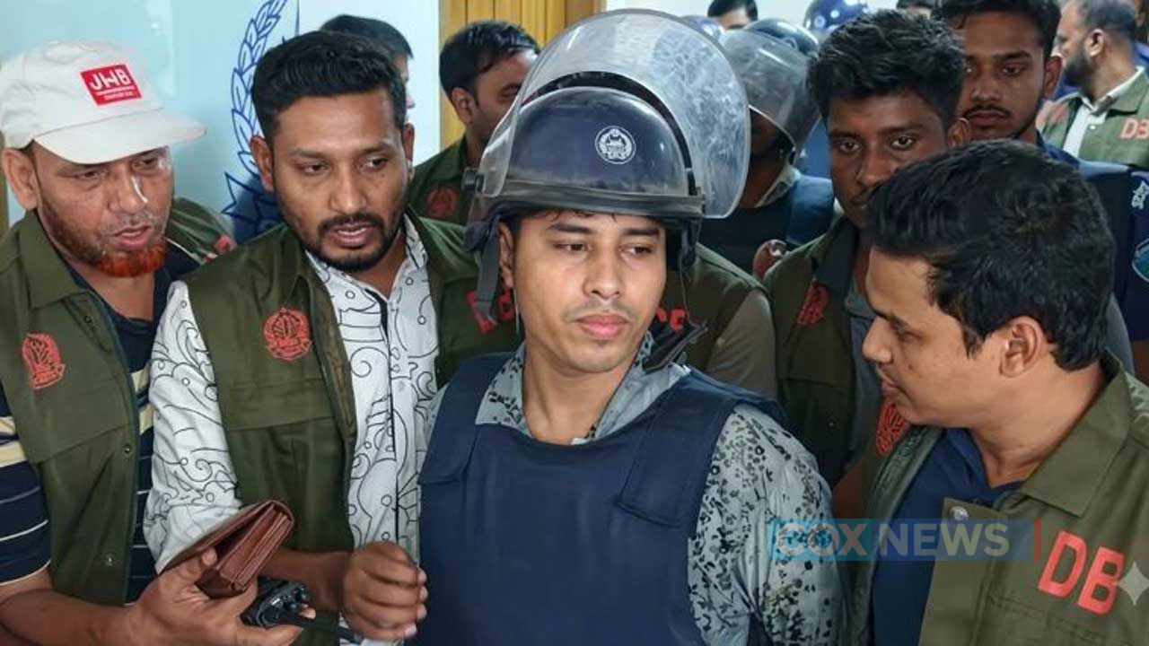 আদালতে পুলিশি পাহারায় শীর্ষ সন্ত্রাসী মোবারক হোসেন ইমন ওরফে ডেভিড ইমন