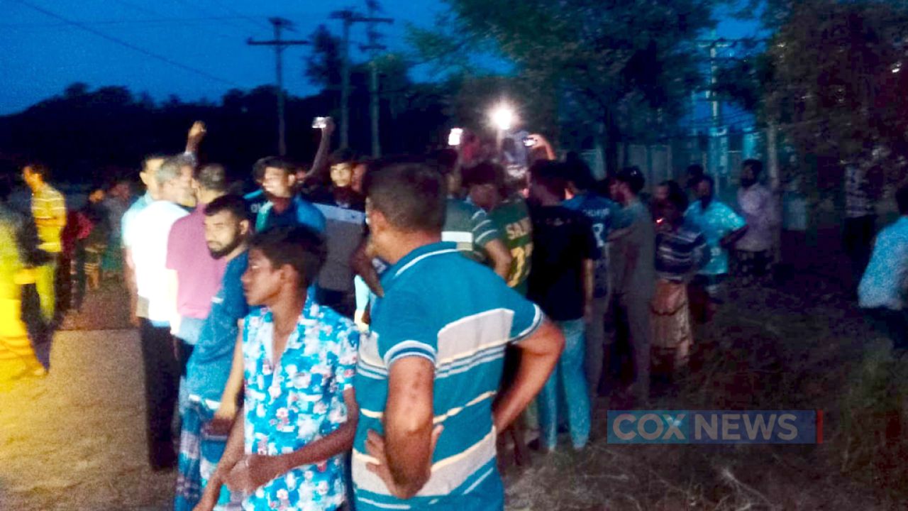 লোডশেডিংয়ে অতিষ্ঠ গ্রাহক: সাটুরিয়ায় পল্লী বিদ্যুতের সাব-স্টেশন ঘেরাও