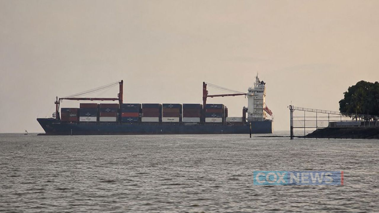 চট্টগ্রাম বন্দরে ঢোকার সময় বয়ার ধাক্কা আটকে গেল জাহাজ