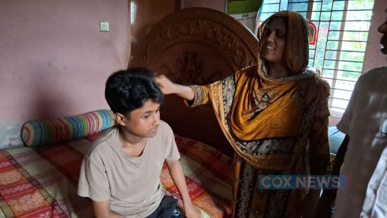 হঠাৎ মেয়ে থেকে ছেলে হয়েছে কেয়া, বাড়িতে উৎসুক জনতার ভিড়
