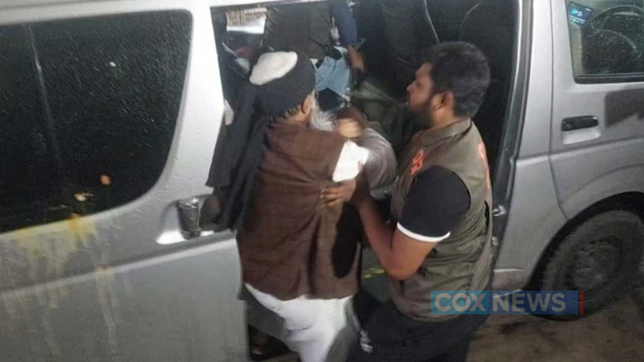 কারাগারে নেওয়ার পথে এনসিপি নেতা গাজী সালাউদ্দিনকে ডিম নিক্ষেপ