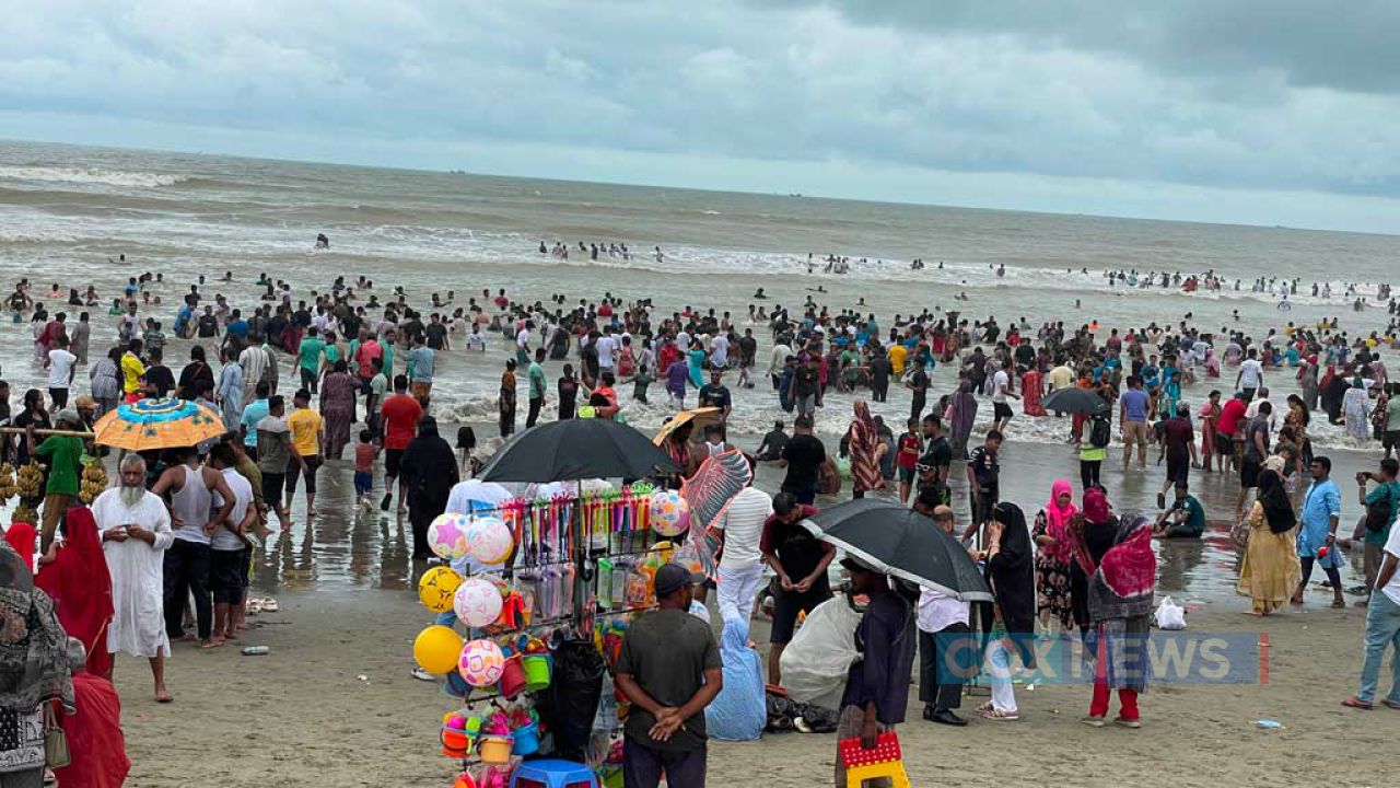 কক্সবাজার সৈকতে পর্যটকের ঢল, তিন সৈকতে ৫০ হাজারের বেশি সমুদ্র দর্শনার্থী