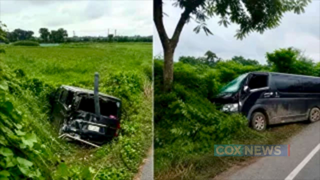খাদে পড়া মাইক্রোর ভিডিও করতে গিয়ে পড়ল আরেকটি