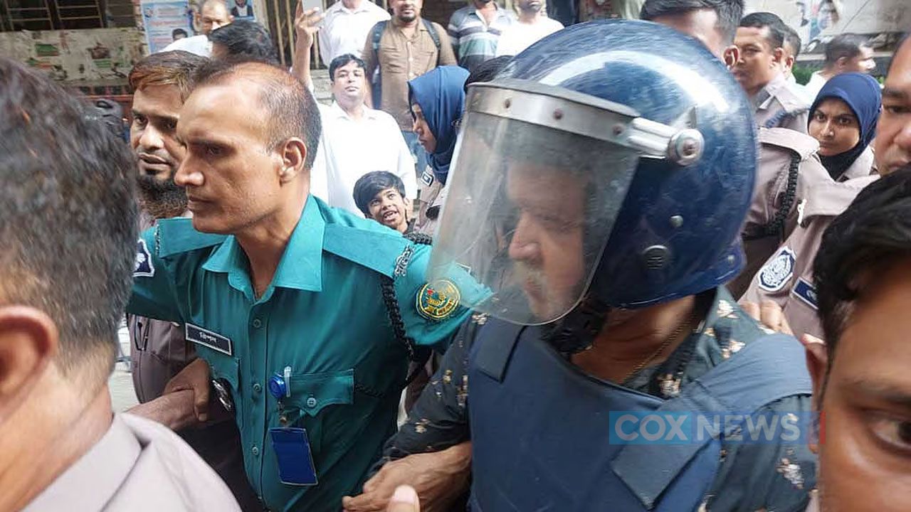 এর আগে আজ ভোরে বিমানবন্দর এলাকা থেকে ইমিগ্রেশন পুলিশ ডনকে আটক করে