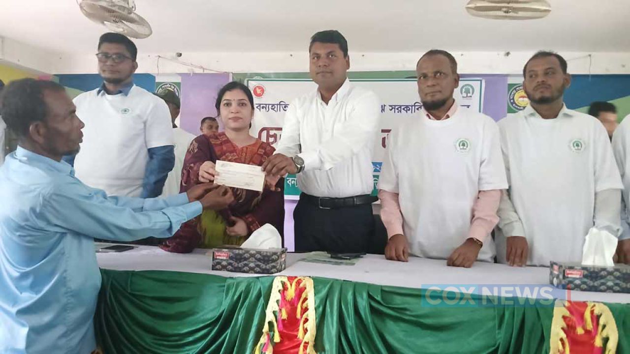 হাতির আক্রমনে ক্ষতিগ্রস্ত ৪৫ কৃষক পেলেন প্রায় ২০ লাখ টাকার ক্ষতিপূরণ