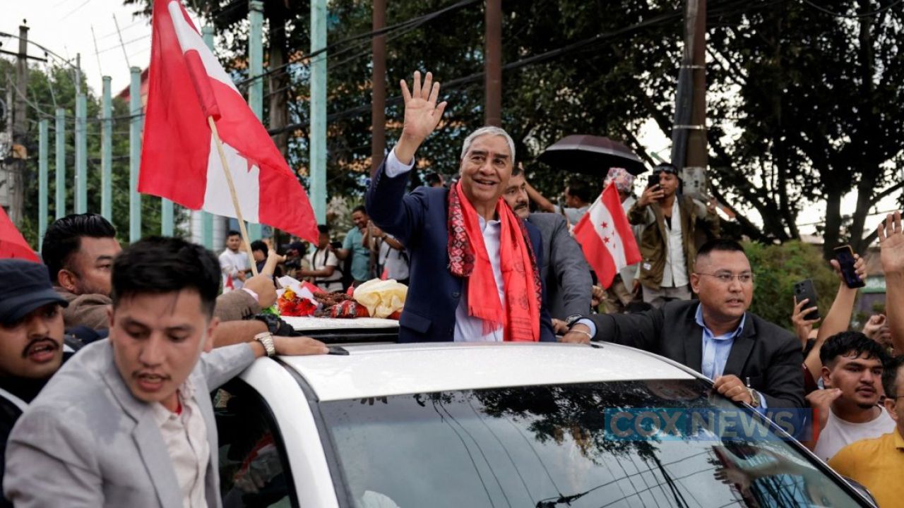 গ্রেপ্তারি পরোয়ানা মাথায় নিয়েই দেশে ফিরলেন নেপালের সাবেক প্রধানমন্ত্রী