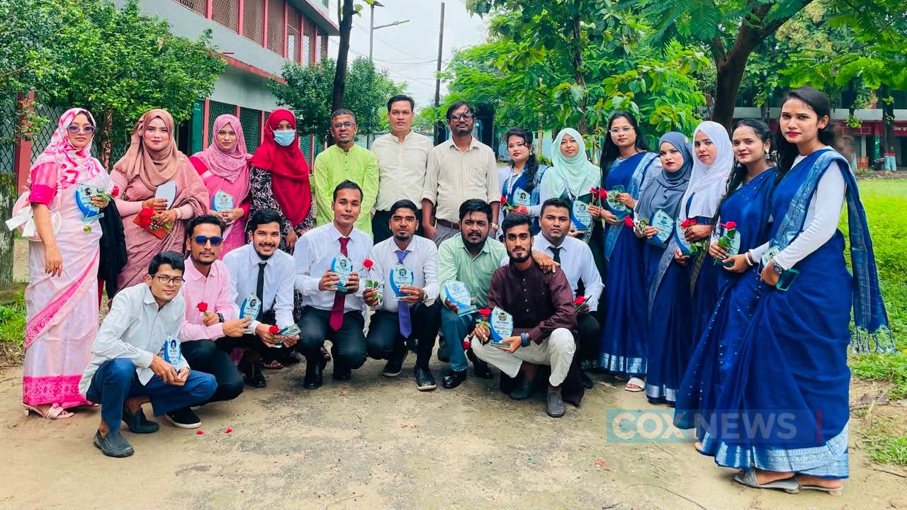 উখিয়া কলেজে বাংলা বিভাগের শিক্ষার্থী ও সাবেক বিভাগীয় প্রধানের বিদায় সংবর্ধনা