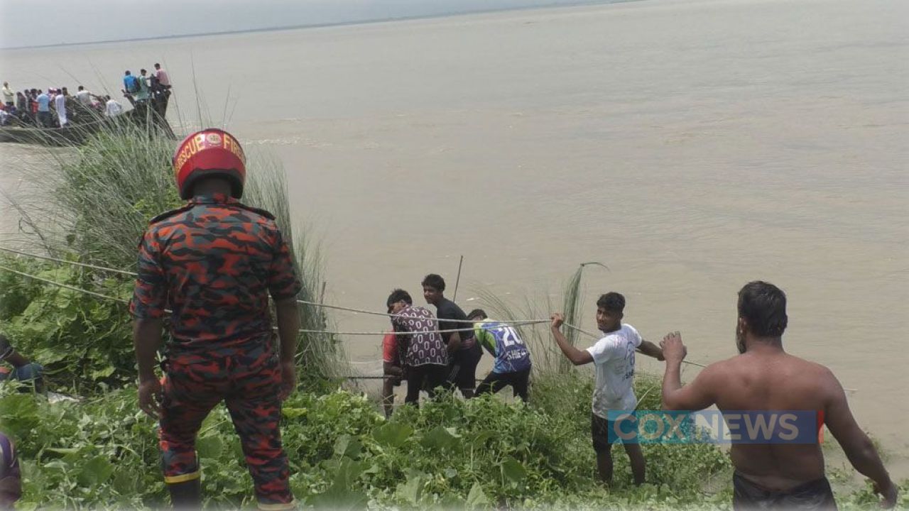 বালুবাহী গাড়ি উল্টে ৪ শিশু নদীতে, জীবিত উদ্ধার ৩