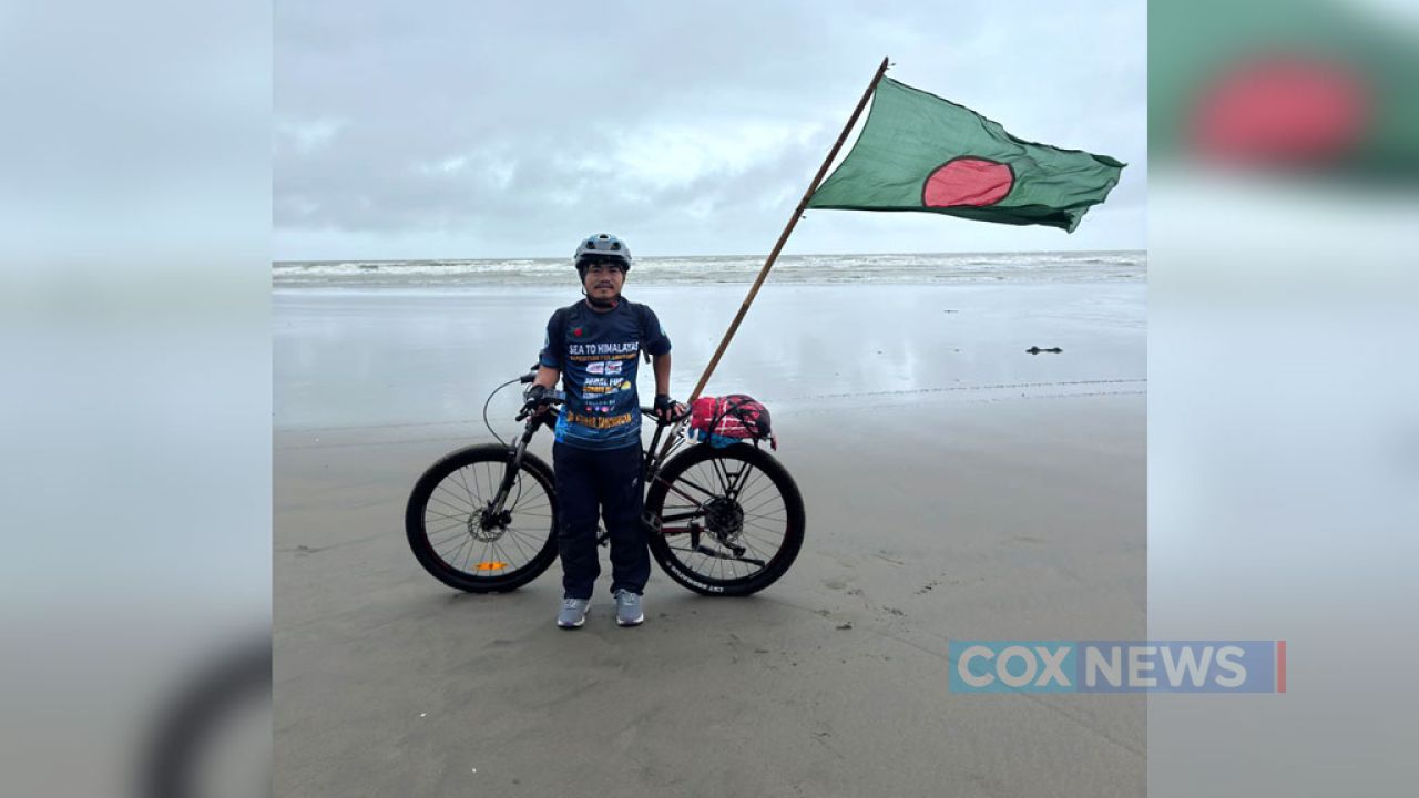 কক্সবাজারের সমুদ্রতট থেকে সাইকেলে নেপালের উদ্দেশে যাত্রা শুরু করেছেন এক যুবক