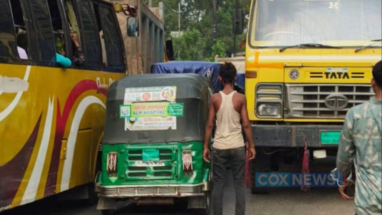 কুতুপালং সড়কে যত্রতত্র বাজার, নিত্যদিনের যানজটে নাকাল মানুষ